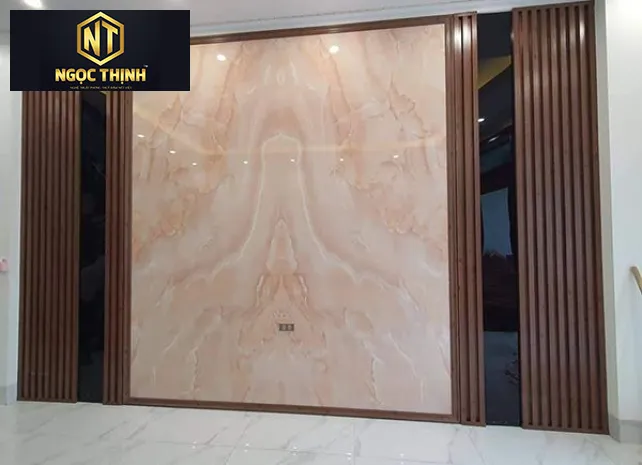 VÁCH ỐP TƯỜNG TV MẪU VÂN ĐÁ SANG XỊN MỊN